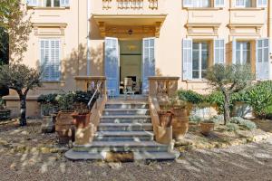 ein Haus mit einer Treppe, die zur Eingangstür führt in der Unterkunft Villa Maiffret YourHostHelper in Cannes