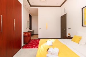 ein Schlafzimmer mit einem Bett mit zwei Paar Schuhen darauf in der Unterkunft Villa Maiffret YourHostHelper in Cannes