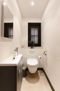 ein Badezimmer mit einem WC, einem Waschbecken und einem Spiegel in der Unterkunft Villa Maiffret YourHostHelper in Cannes