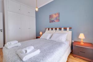A bed or beds in a room at Lovingly restored apartment Galatsi