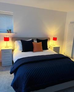1 dormitorio con 1 cama grande y 2 lámparas en Llanberis Lodges en Llanberis