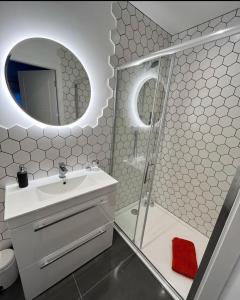 ランベリスにあるランベリス ロッジズのバスルーム(シャワー、シンク、鏡付)