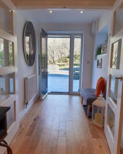 un pasillo con una puerta que da a una sala de estar en Llanberis Lodges en Llanberis