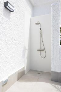 141 VILLA URBANIA Atico Deluxe By Sunkeyrents في بلايا ذي لاس أميريكاس: حمام مع دش في جدار أبيض
