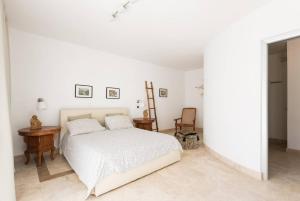A bed or beds in a room at Rome villa swimming pool