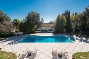 The swimming pool at or close to Rome villa swimming pool