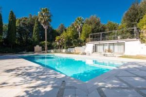 basen przed domem w obiekcie Rome villa swimming pool w mieście Campagnano di Roma