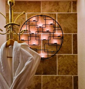 une salle de bains lumineuse avec un mur en carrelage. dans l'établissement Châtellerie De Schoebeque, à Cassel