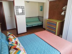 een kleine slaapkamer met een bed en een bureau bij Casinha de Nogueirinha in Macedo de Cavaleiros