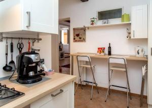 A kitchen or kitchenette at Il Salotto di via Giulia