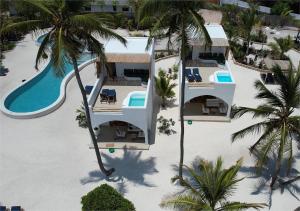 Una vista aérea de un complejo turístico con piscina. en Kijani Beach Villas, en Bwejuu