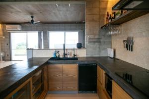 宮古島的住宿－vivid terrace - Vacation STAY 14828v，厨房配有水槽和台面