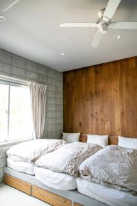 1 Schlafzimmer mit 2 Betten und einem Fenster in der Unterkunft vivid terrace - Vacation STAY 14828v in Miyako-jima