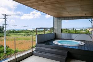 uma banheira de hidromassagem no deque de uma casa em vivid terrace - Vacation STAY 14828v em Ilhas Miyako