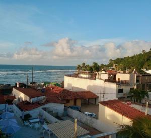 uitzicht op een stad met de oceaan op de achtergrond bij Apartamento a Beira Mar - Pipa's Ocean 201 in Pipa