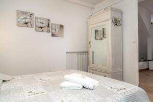 A bed or beds in a room at Il Salotto di via Giulia