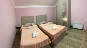 um quarto com 2 camas e toalhas em Home sweet Home em Guiumri