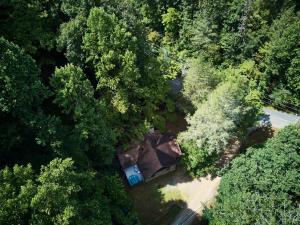 an overhead view of a house in the middle of a forest at A Cabin In The Woods in Pigeon Forge
