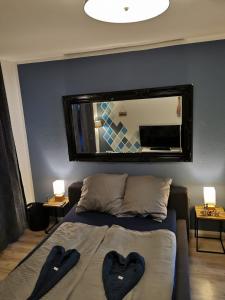ein Schlafzimmer mit einem Bett mit zwei herzförmigen Kissen darauf in der Unterkunft Liebevoll eingerichtete Ferienwohnung - Zentrale Lage - Netflix & Paytv in Wilhelmshaven