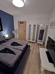 a bedroom with a bed and a table and a desk at Liebevoll eingerichtete Ferienwohnung - Zentrale Lage - Netflix & Paytv in Wilhelmshaven