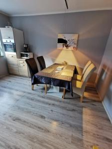 a dining room with a table and chairs at Liebevoll eingerichtete Ferienwohnung - Zentrale Lage - Netflix & Paytv in Wilhelmshaven