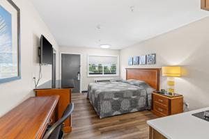 Postel nebo postele na pokoji v ubytování Basecamp Puyallup a Travelodge by Wyndham