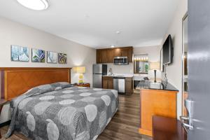 a hotel room with a bed and a kitchen at Basecamp Puyallup in Puyallup