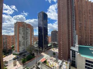een uitzicht op een stad met hoge gebouwen bij Apartamento Bogota Centro Internacional in Bogota