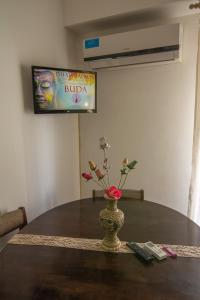 uma mesa com um vaso com flores em Departamento en Buenos Aires em Buenos Aires