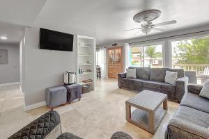 uma sala de estar com 2 sofás e uma televisão de ecrã plano em Aloha Condo em Padre Island