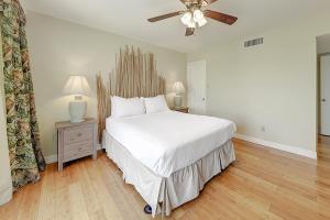 Un dormitorio con una cama blanca y un ventilador de techo. en Aloha Condo, en Padre Island 38 fotos más