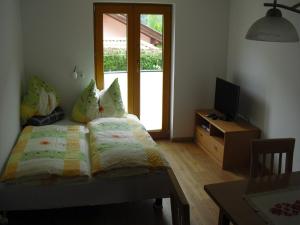 A bed or beds in a room at Haus Grünbacher