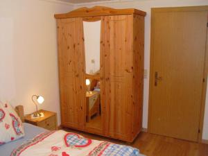 A bed or beds in a room at Haus Grünbacher