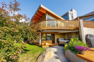 Casa con terraza de madera y patio en Downtown Oceanview Luxury Home, en Anchorage