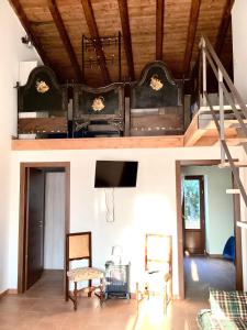 salon z łóżkiem i dwoma krzesłami w obiekcie Casale Ciricó tra Catania e Siracusa w mieście Carlentini