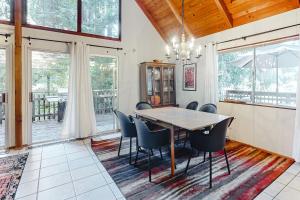 comedor con mesa y sillas en Redwood Lodge, en Monte Rio