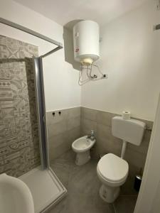 uma pequena casa de banho com WC e chuveiro em Al Centro di Tutto em Palermo