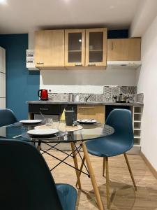 cocina con mesa y sillas en una habitación en Studio Le Havre de Gentilly Nancy Laxou Zenith en Nancy