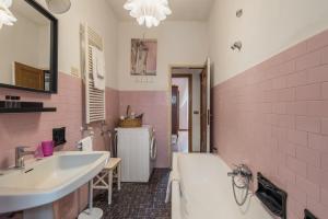 un bagno rosa con vasca e lavandino di Warm apt in ancient building in Vatican-P S Pietro a Roma Altre 24 foto