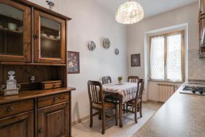 Η κουζίνα ή μικρή κουζίνα στο Warm apt in ancient building in Vatican-P S Pietro