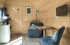 Habitación pequeña con mesa y silla en Stunning Home In Haller With Kitchen, en Haller