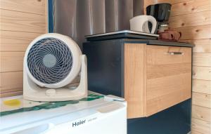 un ventilador blanco sentado sobre una mesa en Stunning Home In Haller With Kitchen, en Haller