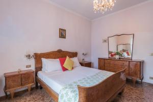 Ένα ή περισσότερα κρεβάτια σε δωμάτιο στο Warm apt in ancient building in Vatican-P S Pietro