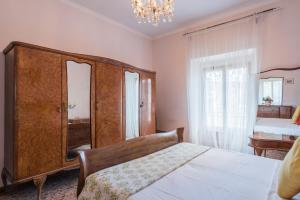 Ένα ή περισσότερα κρεβάτια σε δωμάτιο στο Warm apt in ancient building in Vatican-P S Pietro