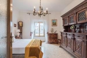 Ένα ή περισσότερα κρεβάτια σε δωμάτιο στο Warm apt in ancient building in Vatican-P S Pietro