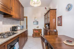 Η κουζίνα ή μικρή κουζίνα στο Warm apt in ancient building in Vatican-P S Pietro
