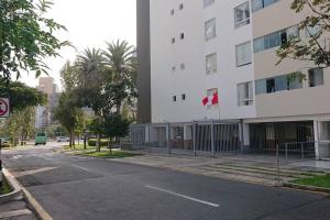 eine leere Straße vor einem großen Gebäude in der Unterkunft Elegante Flat en inmejorable ubicación - San Isidro in Lima