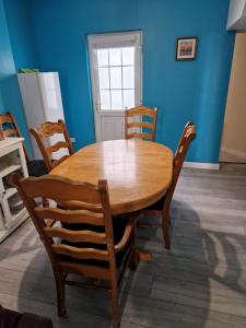 een houten tafel en stoelen in een kamer bij Violet House in Derry Londonderry