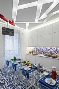 a dining room with tables and chairs in a kitchen at Il Reticolo in Salerno