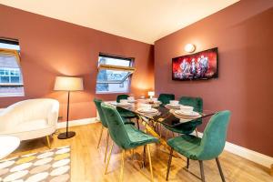 een eetkamer met een tafel en groene stoelen bij ［COVENT GARDEN PENTHOUSE］LONDON TERRACE APARTMENT in Londen